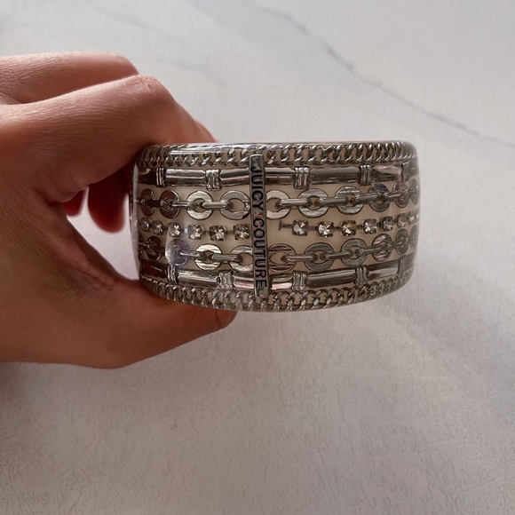 JUICY COUTURE WIDE CUFF RESIN CHAIN BRACELET - Picture 1 of 6